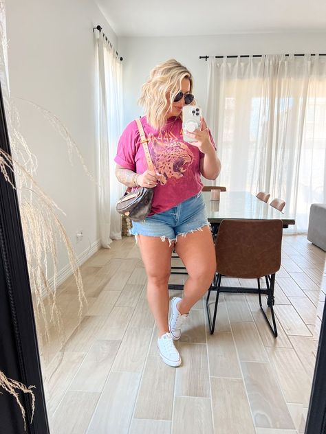 Curvy Jean Shorts Outfit, Curvy Shorts Outfit, Cutoff Shorts Outfit, Plus Size Summer Outfits Casual, Plus Size Shorts Outfit, Summer Jean Shorts Outfit, Summer Vegas Outfit, Look Short Jeans, Outfit Ideas Midsize