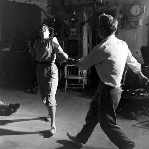 Modern Hepburn, Willy Ronis, Old Fashioned Love, Robert Doisneau, Lindy Hop, Fotografi Vintage, Swing Dancing, Vintage Couples, Shall We Dance