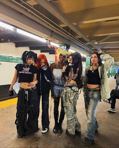 Goth Friends Aesthetic, Grunge Friend Group, Grunge Friends Aesthetic, Granola Goth, Grunge Lifestyle, 2000s Outfit Ideas, Luv Is Rage 2, Goth Friends, 2000s Outfit