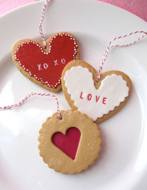 Polymer Clay Valentine’s Day Cookies – Polymer Clay Dessert Saint Valentin, Clay Valentine, Plastic Fou, Saint Valentin Diy, Valentines Bricolage, Swirly Designs, Clay Stamps, Ornament Cookies, Valentines Day Cookies