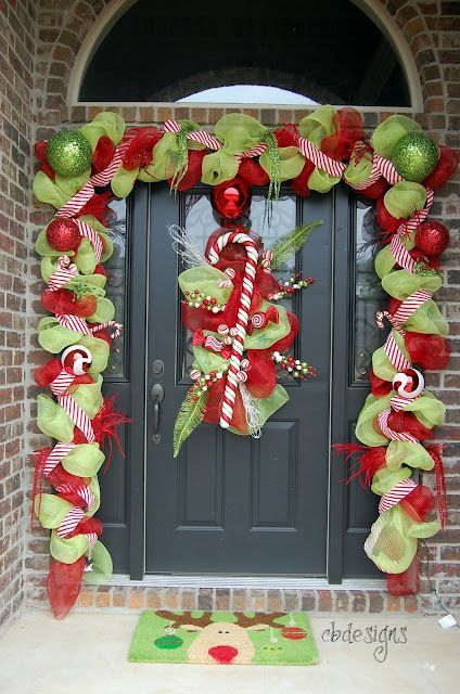 Love the front door Christmas garland & wreath! Cute mat, too. Christmas Front Doors, 12 December, Christmas Porch, Grinch Christmas, Noel Christmas, Easy Christmas, Candy Canes, Christmas Love, Christmas Door