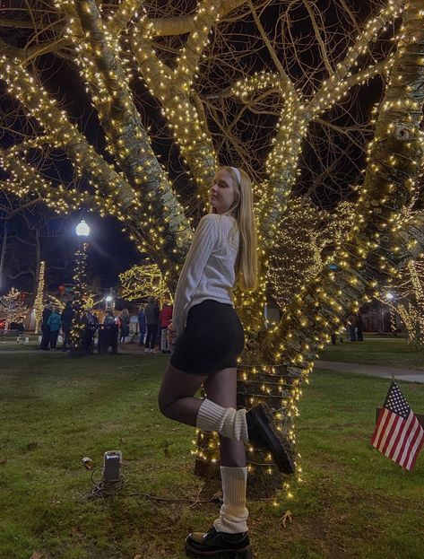 Christmas Lights Poses Photo Ideas, Outdoor Christmas Lights Photoshoot, Christmas Lights Poses, Christmas Light Outfit, Christmas Lights Photoshoot, Downtown Christmas, Lights Photoshoot, Christmas Instagram Pictures, Winter Pics