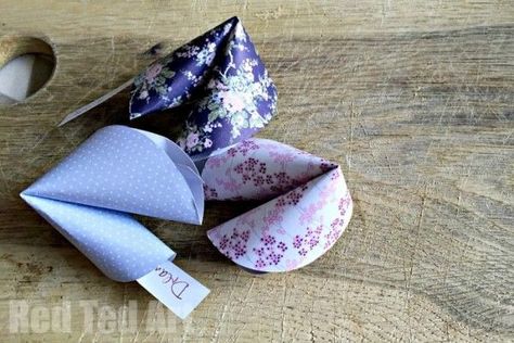 How to Make Paper Fortune Cookies for Chinese New Year Origami Fortune Cookie, Paper Fortune Cookies, Chinese New Year Activities, Origami Wedding, Chinese New Year Crafts, Folding Origami, Fortune Cookies, Cookie Tutorials, New Year's Crafts