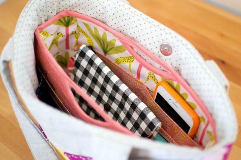 Handy Purse Organizer Pattern - Organize your purse in style with this gorgeous and functional DIY insert. Purse Organizer Pattern, Diy Purse Making, Diy Purse Organizer, Sewing Binding, Purse Organizer Insert, Sac Diy, Free Sewing Patterns, Free Sewing Pattern, Diy Bags Purses