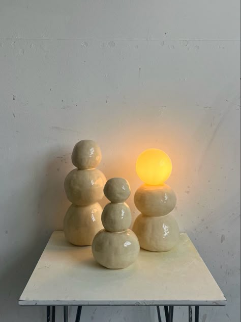 Pottery Lamp Diy, Clay Lamp Diy, Air Dry Clay Lamp, Clay Handbuilding Ideas, Ceramic Aroma Lamp, Ceramic Illuminaries, Ceramic Light Sculpture, Clay Lamp, Handbuilt Ceramic Lamp