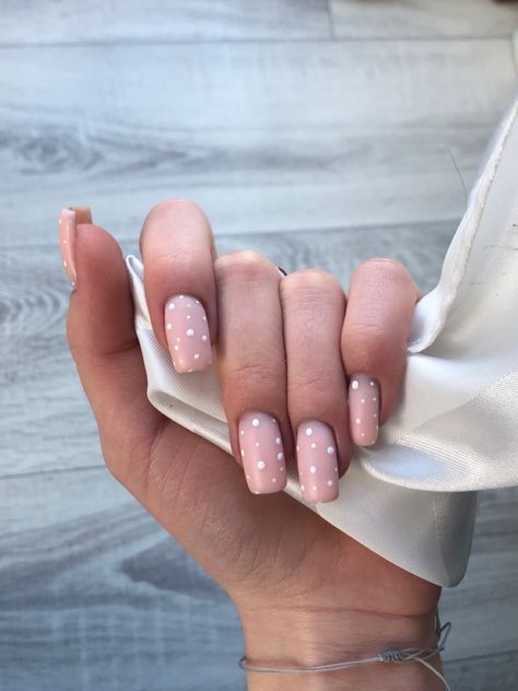 White Dotted Nails, Beige And White Nails, White Dot Nails, White Dots Nails, Nude Nails With White Design, White Dots On Nails, Nails With White Dots, Grad 2023, Pink Tip Nails