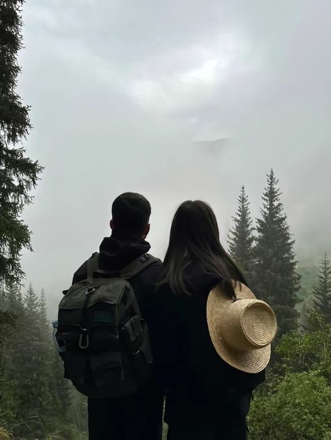 Outdoor Couple Aesthetic, Hiking Couple Pictures, Camping Aesthetic Couple, Ootd Outdoor, Hiking Couple, Inktober 2024, Mountain Aesthetic, Phone Humor, Outdoor Couple