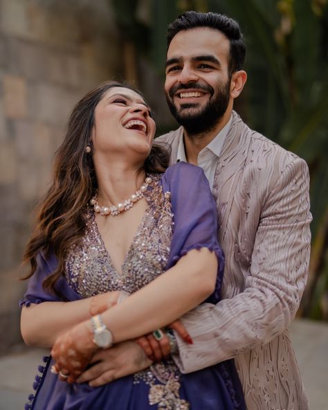 Engagement Look For Bride And Groom, Couple Pose In Wedding, Mehendi Couple Poses, Groom Mehendi Poses, Engagement Poses For Bride, Poses For Couples Photoshoot Traditional, Wedding Couple Pics, Engagement Look For Bride, Couple Pre Wedding Photo Poses