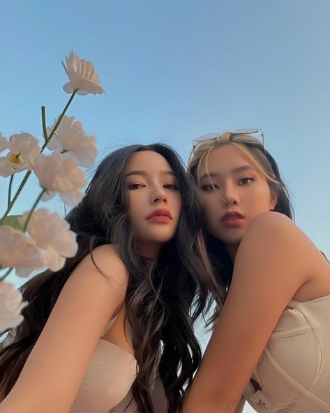 Bff Poses, Friendship Photoshoot, Korean Best Friends, Solo Photo, Fashion Content, Bff Photoshoot Poses, Bff Photoshoot, Best Friends Shoot, Friend Poses Photography