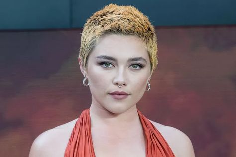 Florence Pugh Says She Shaved Her Head to Take 'Vanity Out of the Picture' Feminine Pixie Cuts, Buzz Cut Styles, Shaved Blonde, Shaved Hair Women, Girls With Shaved Heads, Shaved Head Women, Shave Her Head, Shave My Head, Woman Shaving