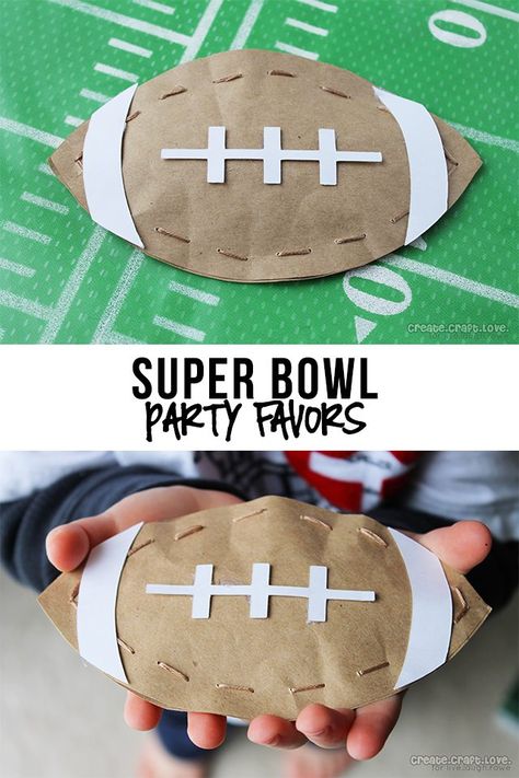 Super Bowl Party Favors by Create Craft Love for LiveLaughRowe.com Super Bowl Crafts, Football Snack Food, Sport Themed Crafts, Bowl Craft, Superbowl Party Decorations, Football Party Favors, Super Bowl Decorations, Football Party Decorations, Football Crafts