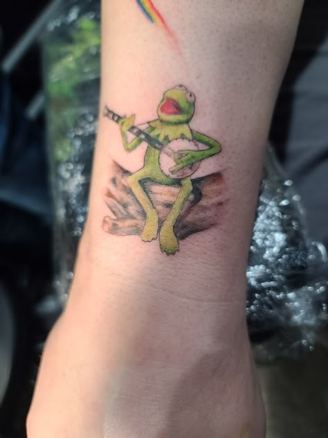 Gear Tattoo, Frog Tattoo, Rainbow Tattoos, Bling Ideas, Frog Tattoos, Kermit The Frog, Leg Sleeves, Dope Tattoos, Tattoo Design Drawings