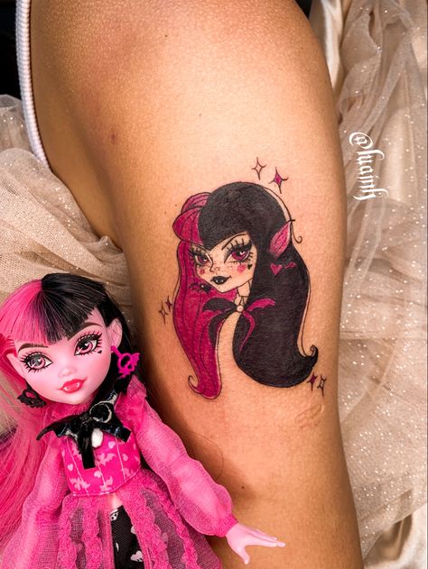 Monsterhigh Tattoos, Draculaura Tattoo Ideas, Draculaura Tattoo, Monster High Tattoo Ideas, Monster High Tattoo, Tattoo Monster, Dopamine Tattoo, High Tattoo, Draculaura Monster High