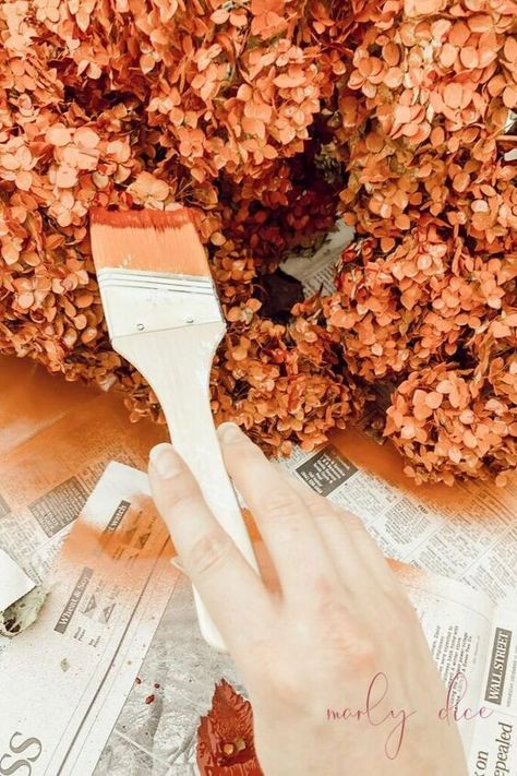 In this tutorial, you'll learn how to make a beautiful DIY hydrangea wreath using hydrangeas from your yard. The best part is that your hydrangeas can already be turned brown. In fact, you want them to be super dry for this DIY project. This is the perfect project if you missed the window to cut dried hydrangeas because they're way too brown. Subscribe to my blog for more DIY Pounded Flowers, Diy Hydrangea, Hydrangea Wreath Diy, Hydrangea Painting, Hydrangea Bush, Dried Hydrangeas, Door Art, Dried Flower Wreaths, Gold Spray Paint