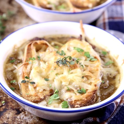 French Onion Soup {Easy No Wine Recipe} - Miss in the Kitchen Onion Soup Easy, Homemade Bread Bowls, Best French Onion Soup, Beer Cheese Soup, Sausage Potato Soup, Classic French Onion Soup, Bread Toppings, French Soup, Beer Cheese Soups