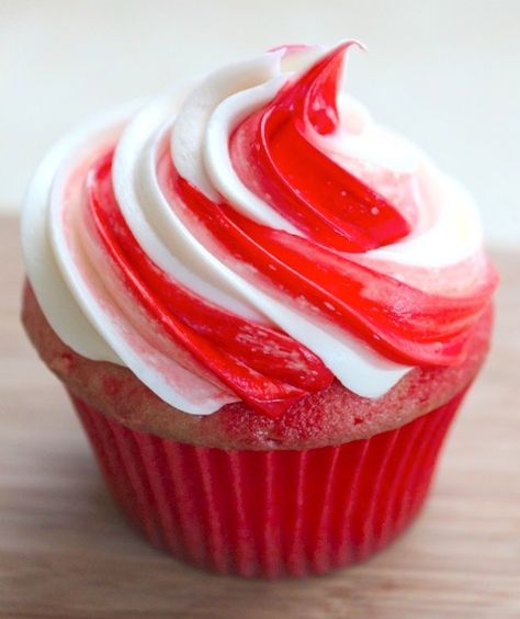 Alcoholic Cupcakes, Frost Cupcakes, Swirl Cupcakes, Vanilla Cupcake Recipe, Valentine Day Cupcakes, Pretty Cupcakes, Valentines Cupcakes, Valentine Cake, Cupcake Frosting