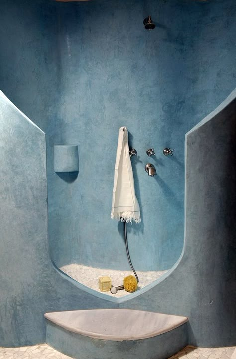 Tadelakt Bathroom, Moroccan Bathroom, Cob House, Natural Building, Bad Design, Earthship, Wet Rooms, Home Trends, Blue Walls