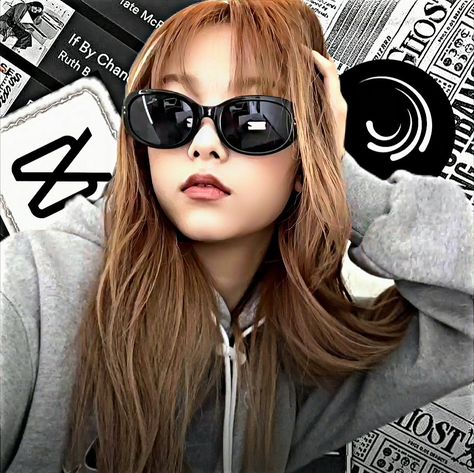 #kpop #pfp #edit Newjeans Edit, Jennie Coachella, Pfp Edit, Group Name, Y2k Profile Picture, Kpop Pfp, Famous Youtubers, Kpop Profiles, Korean Face