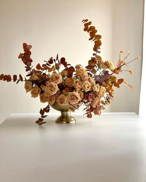 Copper Floral Arrangements, Thanksgiving Home Decorations, Flower Composition, Vase Flowers, Fall Flower Arrangements, Florist Wedding, Wedding Themes Fall, Flower Spray, Floral Designer