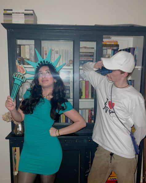 Ny Tourist Costume, Statue Of Liberty Costume Couple, Statue Of Liberty And Tourist Costume, Nick Core, Nerd Halloween Costumes, Tourist Costume, Statue Of Liberty Costume, Witches And Warlocks, Best Group Halloween Costumes