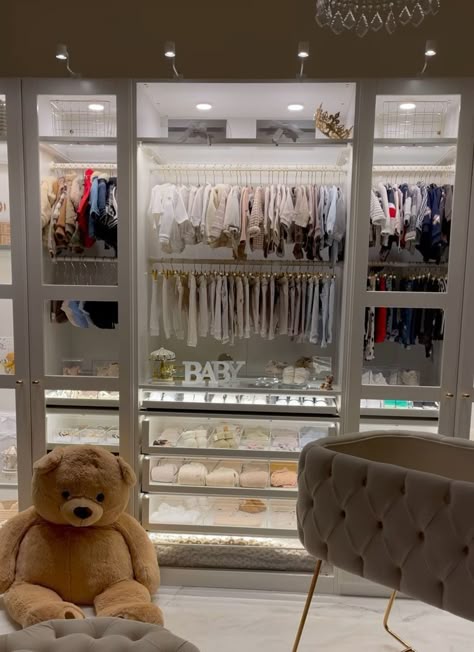 Boujee Nursery, Luxury Nursery Ideas, Luxury Nursery Girl, Nursery Ideas Luxury, Rich Girl Closet, Baby Room Luxury, Luxury Nursery Room, Aesthetic Nursery Room, Baby Boy Closet