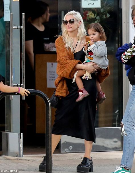 Ashlee Simpson Style, Celebrity Summer Style, Ashlee Simpson, At The Restaurant, Cool Girl Style, Celebrity Moms, Diana Ross, Daughter In Law, Celebrity Street Style