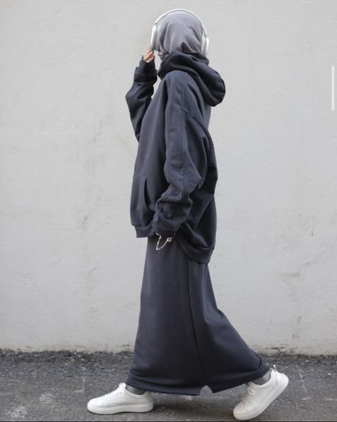 @rummi_style on insta #outfits #modestoutfit Hijab Fashion Winter Fall Outfits, Hoodie Hijabi Outfits, Modest Sweatshirt Outfit, Hijabi Hoodie Outfit, Hoodie Hijab Outfit, Hoodie Skirt Outfits, Hoodie And Skirt Outfits, Hoodie With Skirt, Muslim Pfp