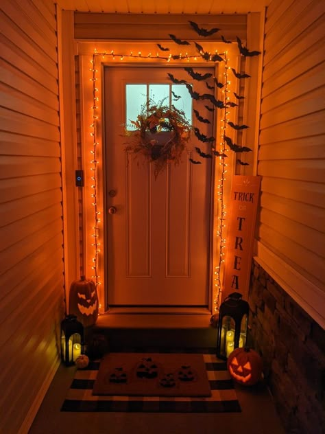 Halloween Front Decor, Outdoor Halloween Archway, Deck Halloween Decor, Halloween Doorway Ideas, Simple Halloween Decorations Outdoor, Simple Halloween Outdoor Decor, Indoor Halloween Decor Ideas Living Room, Halloween Decorations Outdoor Apartment, Diy Fall Decorations Outdoor