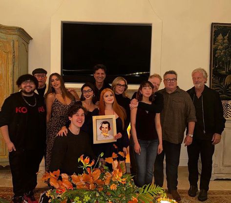 Cast Modern Family, Modern Family Cast, Modern Family Gloria, Jesse Tyler Ferguson, Phil Dunphy, Viral Photo, Evening Pictures, Ensemble Cast, Cast Member