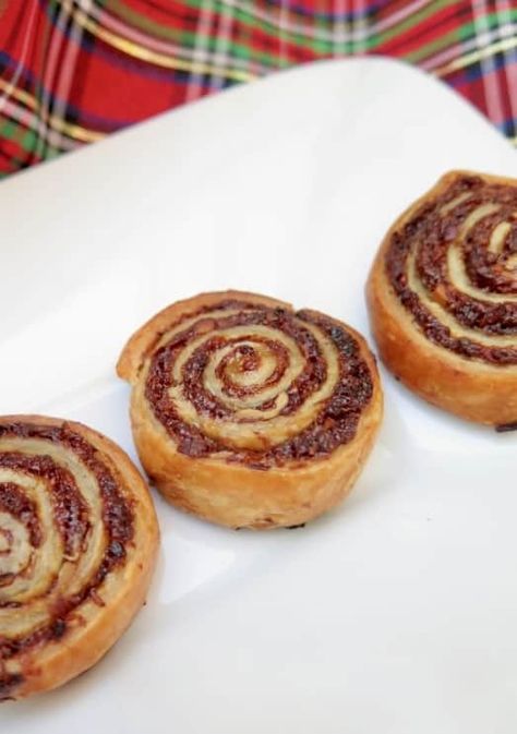 Mincemeat Pinwheels, Christmas Pinwheels, Spiral Cookies, Make Puff Pastry, Pastry Pinwheels, Party Food Christmas, Easy Puff Pastry Recipe, Puff Pastry Pinwheels, Puff Pastry Recipe