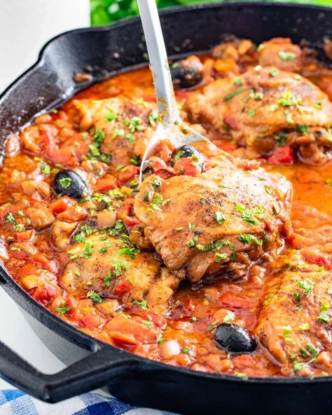 Chicken Cacciatore - An authentic Italian chicken dish made with braised chicken and fresh veggies, cooked together in a flavorful tomato and red wine sauce. #chicken #cacciatore #recipe Italian Chicken Casserole, Chicken Breast Casserole Recipes, Chicken Breast Casserole, Italian Chicken Dishes, Chicken Breast Crockpot Recipes, Sicilian Style, Italian Chicken Recipes, Recipetin Eats, Chicken Cacciatore