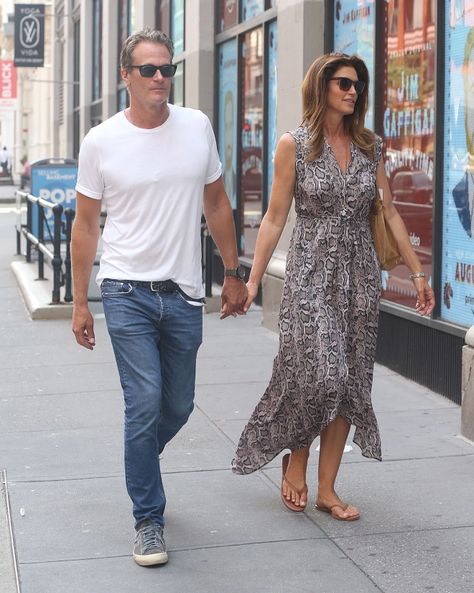 Cindy Crawford Made NYC Her Catwalk In These TKEES Flip Flops Tkees Flip Flops Outfit, Tkees Sandals, Tkees Flip Flops, Famous Supermodels, Types Of Sandals, Multiple Outfits, High Fashion Photography, Sandals Outfit, Glamour Photography