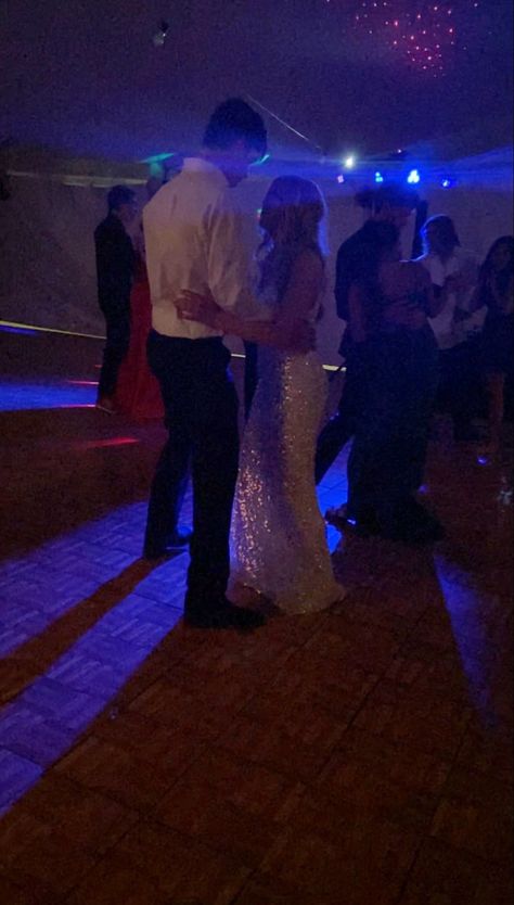 Prom Dance Floor Aesthetic, Prom Dancing Aesthetic, Wedding Dance Floor Aesthetic, School Dance Aesthetic Couple, Prom Dance Aesthetic Couple, Prom Dance Aesthetic, Slow Dance Aesthetic, Couple Dancing Aesthetic Party, Slow Dancing Aesthetic