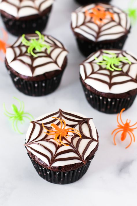 Halloween Gala, Spiderweb Cupcakes, Easy Vanilla Frosting, Recipes For Halloween, Vegan Cupcake Recipes, Vegan Cupcake, Halloween Food Cupcakes, Dulces Halloween, Vegan Halloween