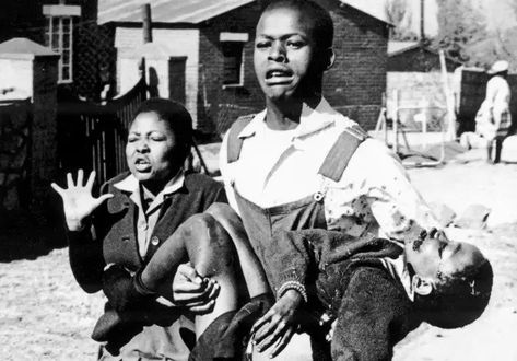 Soweto Uprising, Student Protest, Famous Photos, Youth Day, Africa Do Sul, African History, African American History, History Facts, Zeppelin