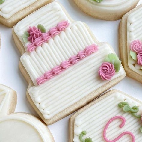 Jessi | Ms Whisk on Instagram: "This time of year brings about a LOT of wedding shower orders and I love it! 💗🌿 • • #buttercreamsugarcookies #buttercreamcookies #cookiesofinstagram #instacookies #sugarcookies #buttercream #decoratedsugarcookies #buttercreamcookiers #instabaker #inspiredbybuttercream #ohiosmallbusiness #bridalshowercookies  #weddingshowercookies #weddingcookies" Wedding Cookies Buttercream, Wedding Buttercream Cookies, Buttercream Wedding Cookies, Flower Bridal Shower Theme, Wedding Shower Cookies, Buttercream Decorating, Wedding Cookie, Honey Bun, Cookie Cakes