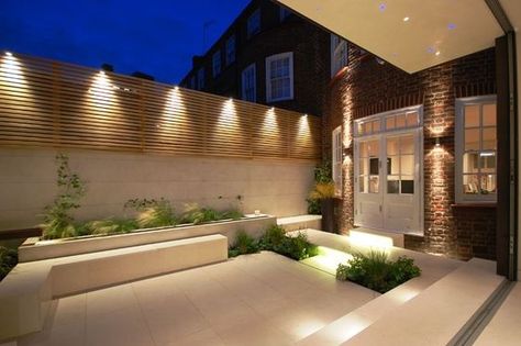 Modern Garden Lighting, Moderne Have, Small Courtyard Gardens, Courtyard Gardens Design, Minimalist Garden, Small Courtyards, Fence Lighting, Modern Garden Design, Backyard Lighting