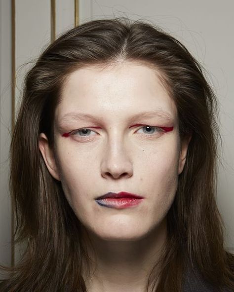 Autumn 2023 makeup trends 2023 Makeup Trends, 2023 Makeup, Fashion Make Up, Richard Quinn, Autumn 2023, Black Eyeliner, Jeremy Scott, Christopher Kane, Healthy Glow