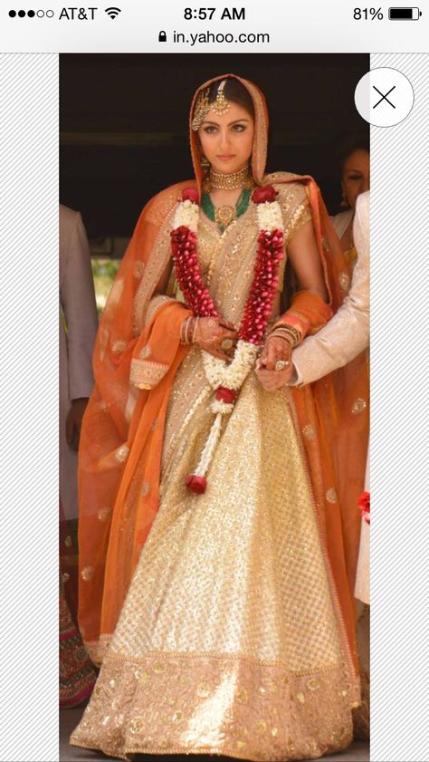 Soha Ali khan wedding dress Soha Ali Khan Wedding, Kunal Khemu, Wedding Outfits Indian, Soha Ali Khan, Bridal Sari, Indian Bridal Sarees, Wedding Lehenga Designs, Indian Bride Outfits, Wedding Saree Collection