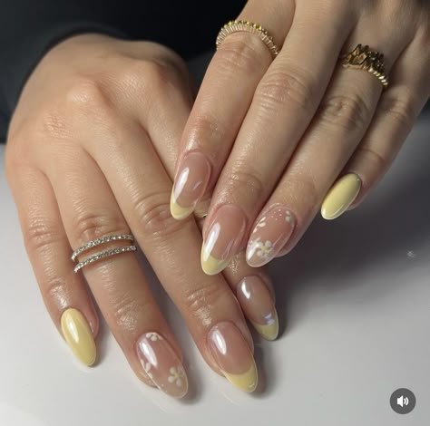 Everyday Acrylic Nails, Basic Fall Nails, Senior Nails, Nails Delicate, College Nails, Yellow Tips, Yellow Nail Art, Yellow Nails Design, Cute Simple Nails