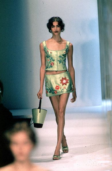 Tumblr Green Runway Fashion, Spring Fashion Chic, 90s Runway Fashion, Runway Fashion Couture, Vintage Runway, Claudia Schiffer, Naomi Campbell, Runway Collection, Yellow Fashion