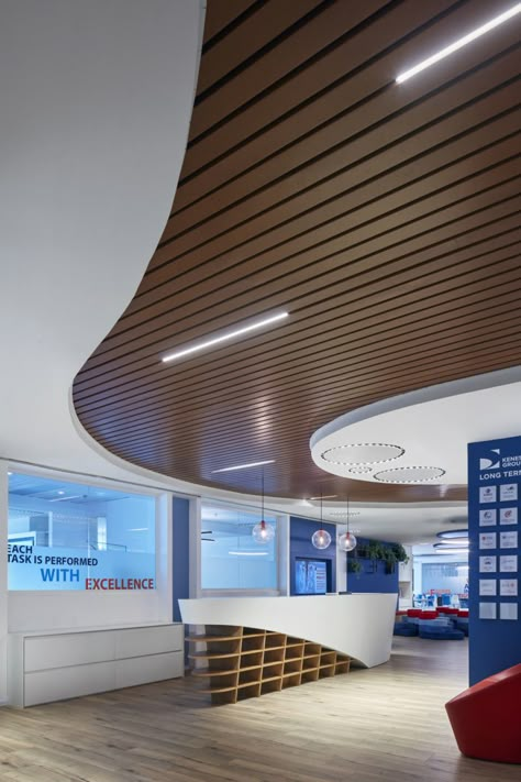 Commercial Ceiling Design Modern, Ceiling Design Library, Cool Ceiling Design, Office Lobby Ceiling Design, Commercial Office Ceiling Design, Corporate Office Ceiling Design, Wood Ceiling Interior Design, Modern Office Ceiling Design, False Ceiling Design For Office