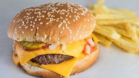 McDonald's Quarter Pounder With Cheese Copycat Recipe Mcdonald’s Quarter Pounder, Quarter Pounder With Cheese, Mcdonalds Copycat Recipes, Mcdonalds Recipes, Quarter Pounder, Fast Food Burger, Dill Pickle Slices, Chopped Steak, Food Burger