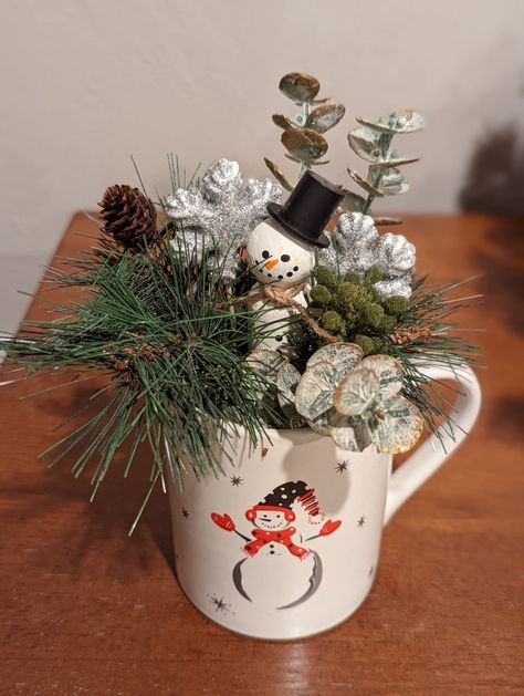 Evergreen Centerpieces, Xmas Arrangements, Sand Creations, Winter Floral Arrangements, Small Coffee Cups, Christmas Table Centerpieces, Winter Floral, Stocking Pattern, In A Mug