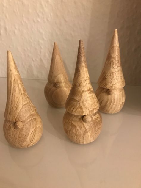 Turned Wooden Snowmen, Easy Wood Turning Projects, Christmas Wood Turning Projects, Wood Lathe Christmas Ornaments, Woodturning Christmas Ornaments, Lathe Projects Woodturning Ideas, Wood Turned Gnomes, Small Wood Turning Projects, Wood Lathe Projects For Beginners