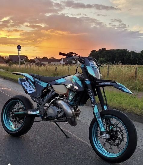 Supermoto 125, Womens Dirt Bike Gear, Dirt Bike Riding Gear, Kawasaki Dirt Bikes, Custom Dirt Bike, Ktm Dirt Bikes, Dirt Bike Gear, Moto Yamaha, Motocross Love