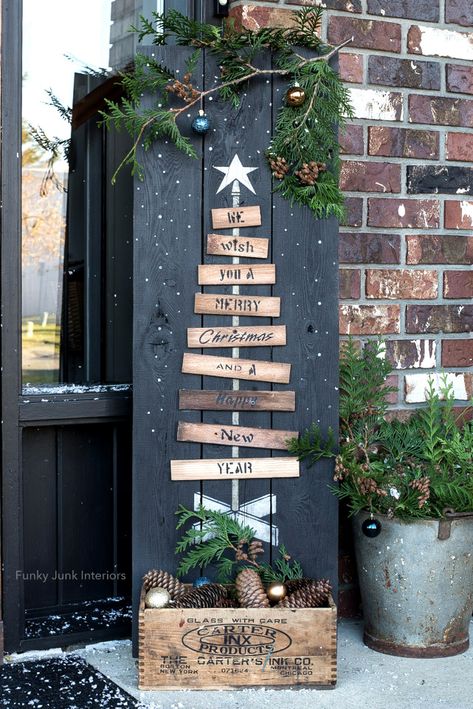 Christmas Tree Stencil, Christmas Tree Sign, Tree Sign, Pallet Christmas Tree, Pallet Christmas, Wood Christmas Tree, Christmas Wood Crafts, Deck Decorating Ideas, Holiday Crafts Christmas