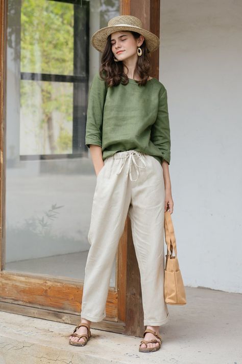 Beige Pants Outfit, Linen Style Fashion, Fashion Travel Outfit, Linen Pants Outfit, Outfits Con Jeans, Travel Clothes Women, Hawaiian Outfit, Warm Weather Outfits, Travel Dress