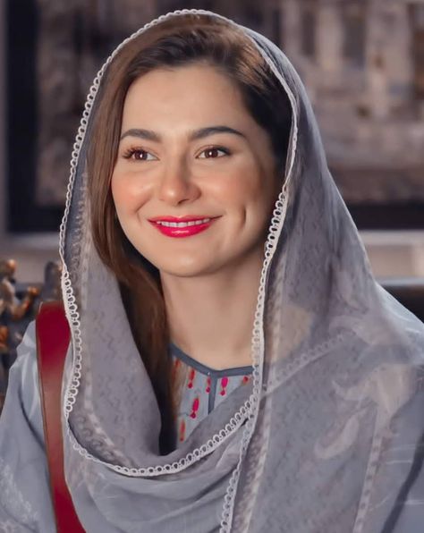 Hania Amir, a beautiful and young actresses Hania Amir Instagram, Haina Amir, Besties Dp Profile Pictures, Haniya Amir, Lawn Dresses, Beautiful Eyes Images, Printed Suit, Wallpaper Themes, Hania Amir