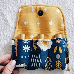 Diy Tas, Essential Oil Pouch, Christmas Diy Sewing, Selling Essential Oils, Roller Blends, Essential Oil Case, Essential Oil Bag, Sac Diy, Oil Bag